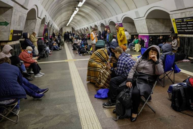 Des personnes s'abritent à l'intérieur d'une station de métro lors de frappes de missiles russes, à Kyiv