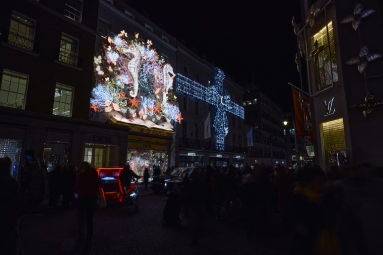 Des décorations de Noël sur New Bond Street à Londres, le 6 décembre 2024 ( AFP / BENJAMIN CREMEL )