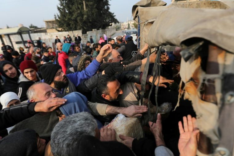 Distribution de pain par les forces rebelles, le 7 décembre 2024 à Hama, dans le centre de la Syrie ( AFP / Bakr ALKASEM )