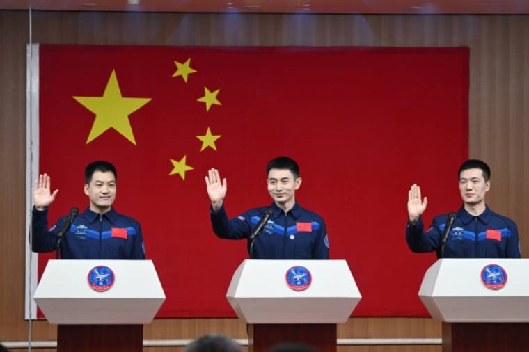 (g-d) Les trois astronautes chinois de la mission spatiale Shenzhou-18, Li Guangsu, Ye Guangfu et Li Cong lors d'une conférence de presse au Centre de lancement de satellites de Jiuquan, dans le désert de Gobi, le 24 avril 2024 ( AFP / GREG BAKER )