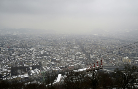 Grenoble a emprunté la méthodologie du donut pour mesurer son empreinte écologique et ses avancées sociales ( AFP / JEAN-PIERRE CLATOT )