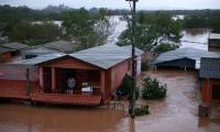 Des habitants attendent d'être évacués de leur maison inondée à Eldorado do Sul, dans l'Etat du Rio Grande do Sul, le 3 mai 2024 au Brésil ( AFP / Anselmo Cunha )