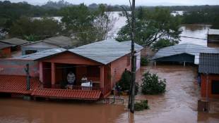 Des habitants attendent d'être évacués de leur maison inondée à Eldorado do Sul, dans l'Etat du Rio Grande do Sul, le 3 mai 2024 au Brésil ( AFP / Anselmo Cunha )