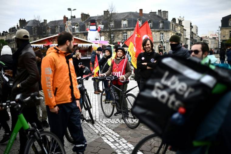 Delivery workers working for Uber Eats demonstrate to demand better pay, December 2, 2023 in Bordeaux (AFP / Christophe ARCHAMBAULT)