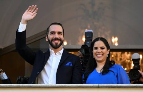 Le président salvadorien Nayib Bukele salue ses partisans en compagnie de son épouse Gabriela Rodríguez, au Théâtre national dans le centre historique de San Salvador, le 29 février 2024 ( AFP / Marvin RECINOS )