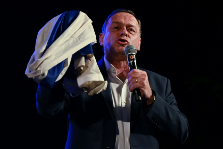 Le candidat de la droite à la présidence de l'Uruguay Alvaro Delgado, lors de son meeting de clôture de campagne à Montevideo, le 20 novembre 2024 ( AFP / Eitan ABRAMOVICH )