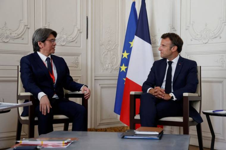 Le président français Emmanuel Macron s'entretient avec le PDG de ProLogium Vincent Yang