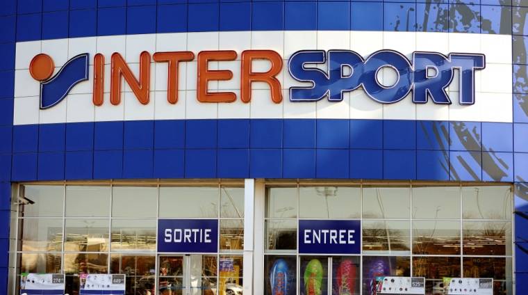 L'entrée d'un magasin d'articles de sport Intersport le 26 février 2014 à Lomme, dans le Nord.  ( AFP / PHILIPPE HUGUEN )
