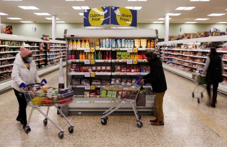 Des gens font leurs courses dans un supermarché à Londres, en Grande-Bretagne