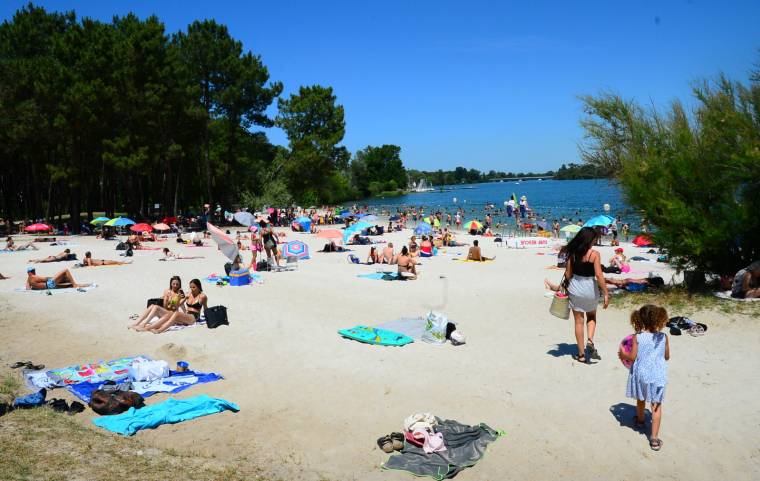 La plage du Lac à Bordeaux, en juin 2021. ( AFP / MEHDI FEDOUACH )