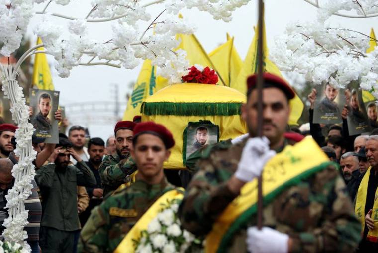 Des membres du Hezbollah lors des funérailles d'un compatriote à Mashghara, au Liban