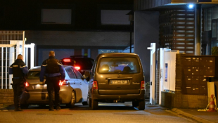 Des gendarmes devant la gendarmerie de Ghyvelde, où un homme s'est présenté en s'accusant de cinq meurtres commis dans l'après-mid, le 14 décembre 2024 dans le Nord ( AFP / Bernard BARRON )