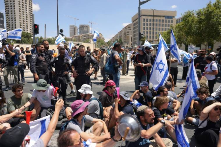 Les forces de sécurité israéliennes entourent des protestataires lors d'une manifestation près du Parlement à Jérusalem, le 11 juillet 2023 ( AFP / Menahem KAHANA )