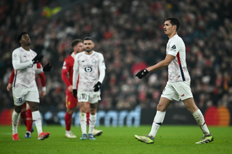 Le défenseur de Lille Aïssa Mandi, exclu lors du match contre Liverpool, en Ligue des champions, le 21 janvier 2025 à Anfield ( AFP / Paul ELLIS )