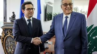 Le ministre français des Affaires étrangères Stéphane Séjourné (G) et son homologue libanais Abdallah Bou Habib (D), le 28 avril 2024 à Beyrouth ( AFP / ANWAR AMRO )