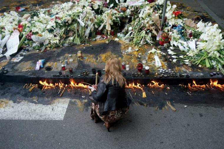 Bougies et fleurs en hommage aux victimes d'une fusillade devant l'école élémentaire Vladislav Ribnikar à Belgrade le 5 mai 2023 ( AFP / Oliver Bunic )