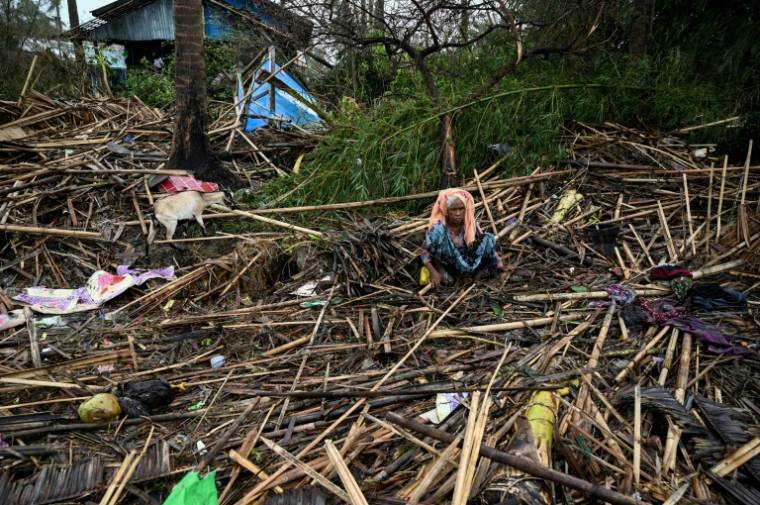 Une Rohingya dans sa maison détruite par le cyclone Mocha, dans le camp de déplacés de Basara à Sittwe en Birmanie le 16 mai 2023 ( AFP / SAI Aung MAIN )