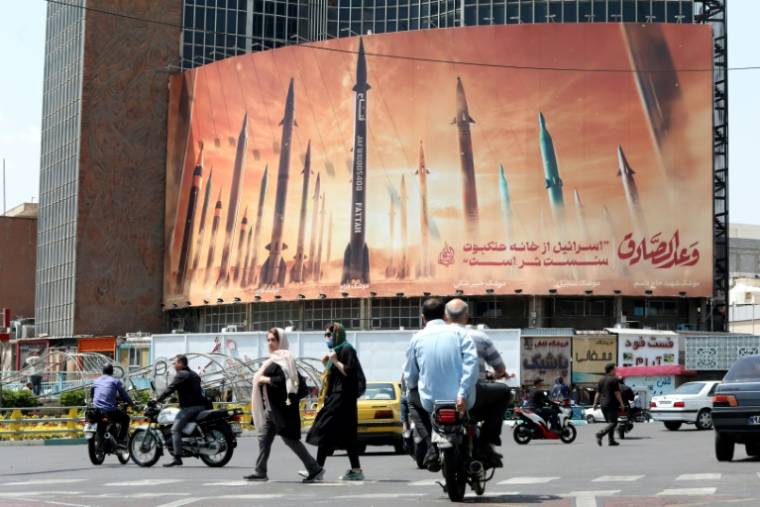 Une affiche géante de missiles iraniens dans une rue de Téhéran, le 20 avril 2024 ( AFP / ATTA KENARE )