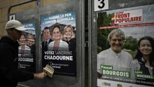 Affiches de campagne pour les élections législatives, le 2 juillet 2024 à Libourne ( AFP / Philippe LOPEZ )