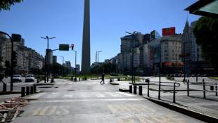 Voie de bus déserte pendant une grève générale à Buenos Aires, le 9 mai 2024 ( AFP / Luis ROBAYO )