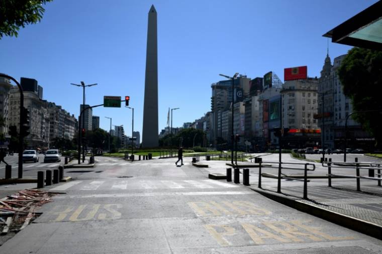 Voie de bus déserte pendant une grève générale à Buenos Aires, le 9 mai 2024 ( AFP / Luis ROBAYO )