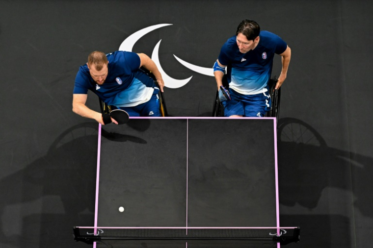 Le double masculin français de para-tennis de table composé de Fabien Lamirault (à gauche) et Julien Michaud, a obtenu la médaille de bronze des Jeux paralympiques le 30 août 2024 à Paris ( AFP / François-Xavier MARIT )