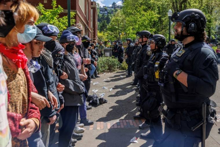 Des étudiants pro-palestiniens face à la police à la Portland State University, le 2 mai 2024 dans l'Oregon ( AFP / John Rudoff )