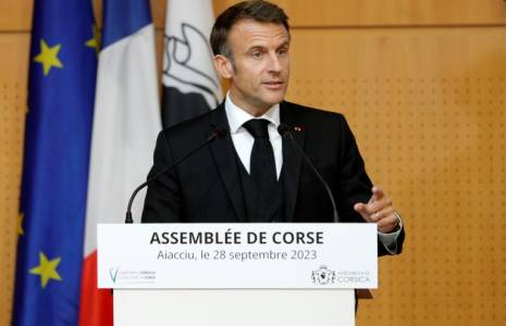 Le président Emmanuel Macron s'adresse aux membres de l'Assemblée de Corse, le 28 septembre 2023 à Ajaccio ( POOL / Pascal Pochard-Casabianca )