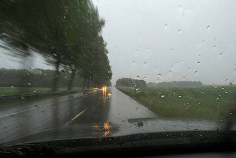 De violents orages accompagnés de grêlons et de fortes pluies ont frappé l'Ile-de-France mercredi soir, notamment la Seine-Saint-Denis, ainsi que le département de l'Oise plus au nord ( AFP / GUILLAUME SOUVANT )