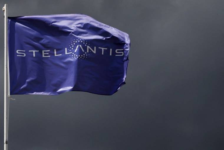 Photo d'archives: Un drapeau avec le logo de Stellantis près de Paris