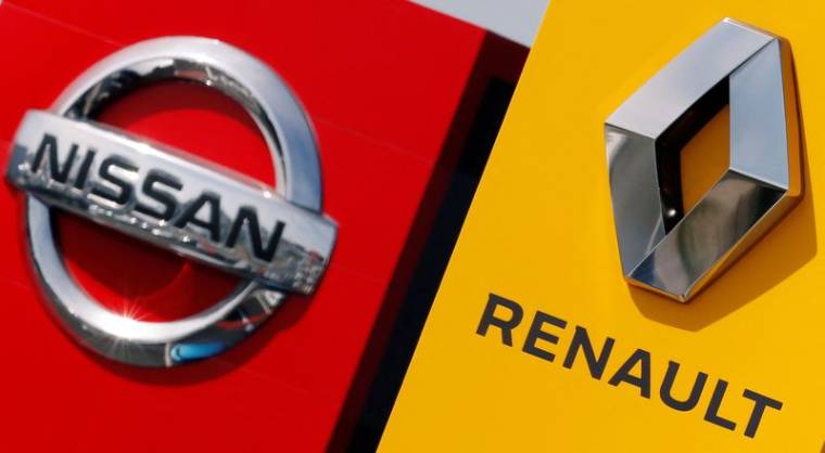 Les logos des constructeurs automobiles Renault et Nissan sont visibles devant les concessionnaires des entreprises à Reims