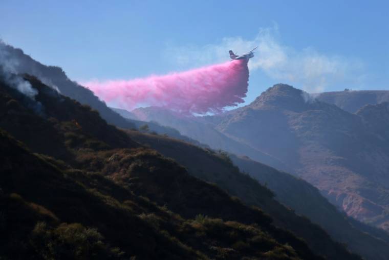 Un bombardier d'eau largue du retardant sur un incendie à Simi Valley, le 3 juillet 2024 en Californie ( AFP / David SWANSON )