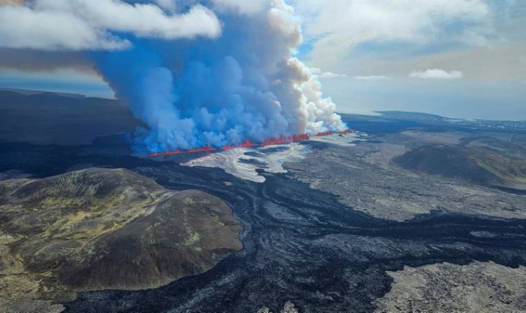 Eruption de lave d'une faille d'1,5 km de long près de Grindavik, dans l'ouest de l'Islande, le 29 mai 2024 ( Icelandic Coast Guard / HANDOUT )