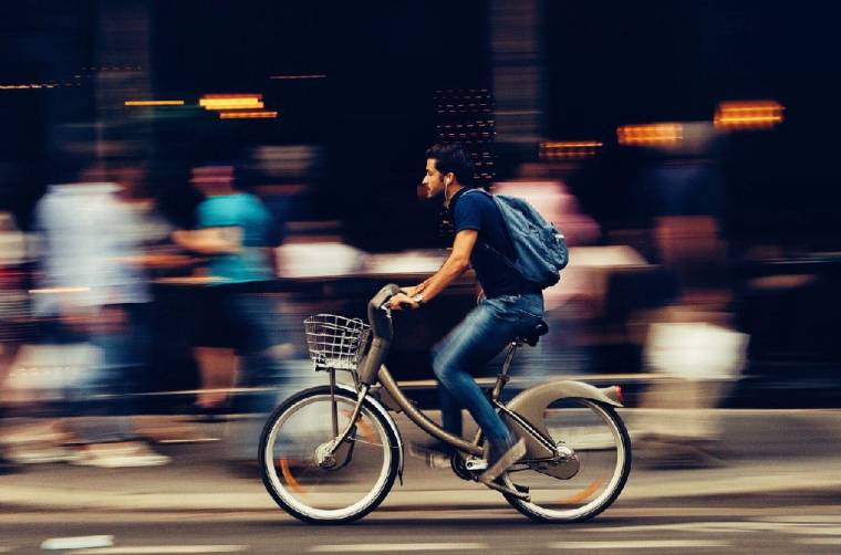La chose n'aura pas échappé au regard des Franciliens : de plus en plus de livreurs à vélo exercent leur activité juchés sur un Vélib' (Crédits photo : Pexels - Snapwire )