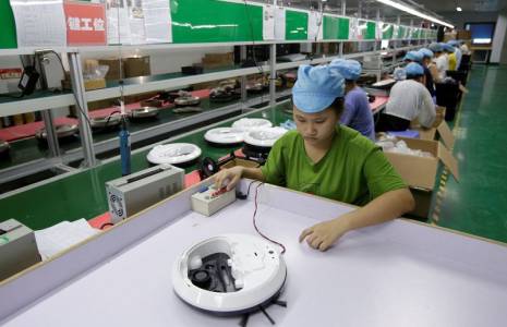 Photo d'archives: Une employée travaille sur la ligne de production d'une usine d'aspirateurs robots de Matsutek à Shenzhen