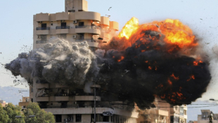 Une frappe aérienne israélienne sur un immeuble du quartier de Chiyah, au sud de Beyrouth, le 22 novembre 2024 au Liban ( AFP / - )