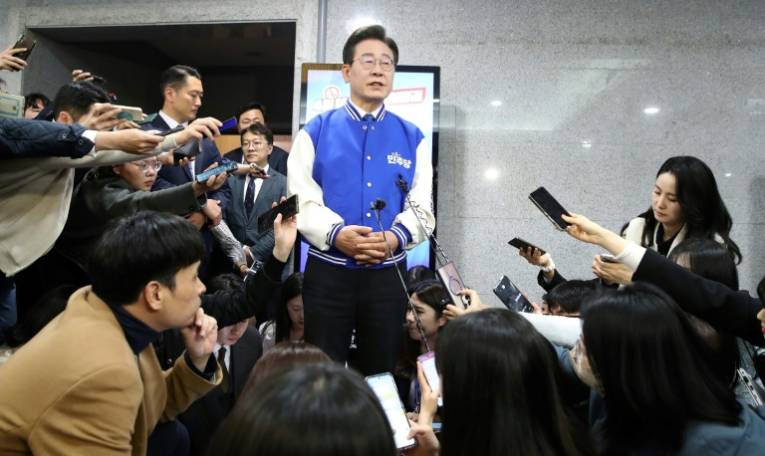 Lee Jae-myung, leader du Parti démocrate, fait une déclaration à la presse après le résultat des élections législatives, le 10 avril 2024 à Séoul, en Corée du Sud ( POOL / Chung Sung-Jun )