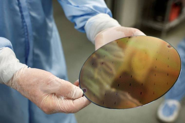 Une plaquette de silicium dans une usine de fabrication de puces informatiques