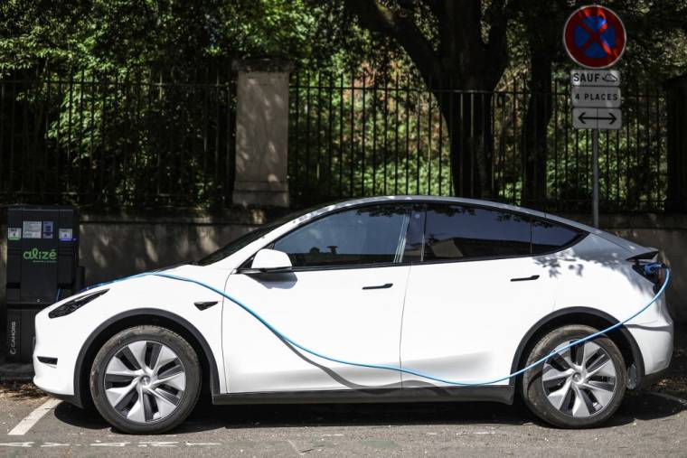 Une voiture électrique en charge à Toulouse le 17 juillet 2023.  ( AFP / CHARLY TRIBALLEAU )