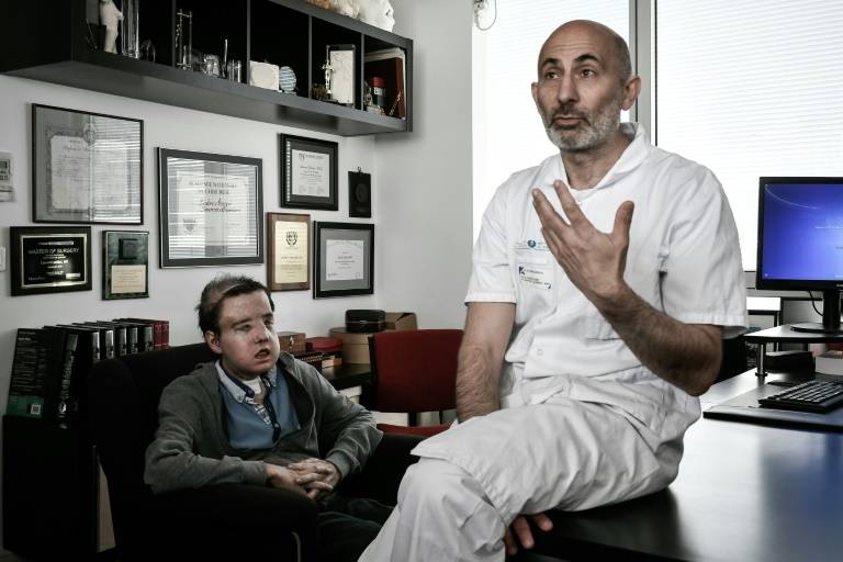 Jérôme Hamon (g) et le Pr Laurent Lantieri, spécialiste de la greffe de main et de visage, à l'hôpital européen Georges-Pompidou, le 13 avril 2018 à Paris ( AFP / Philippe LOPEZ )