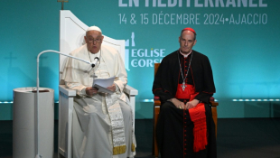 Le pape François et l'évêque de Corse, Mgr Francois-Xavier Bustillo, lors de la conférence "La religiosité populaire en méditerranée", le 15 décembre 2024 à Ajaccio, dans le cadre de de sa visite en Corse ( AFP / Tiziana FABI )