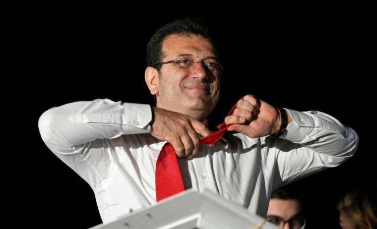 Le maire d'opposition d'Istanbul Ekrem Imamoglu, réélu largement dimanche ( AFP / YASIN AKGUL )