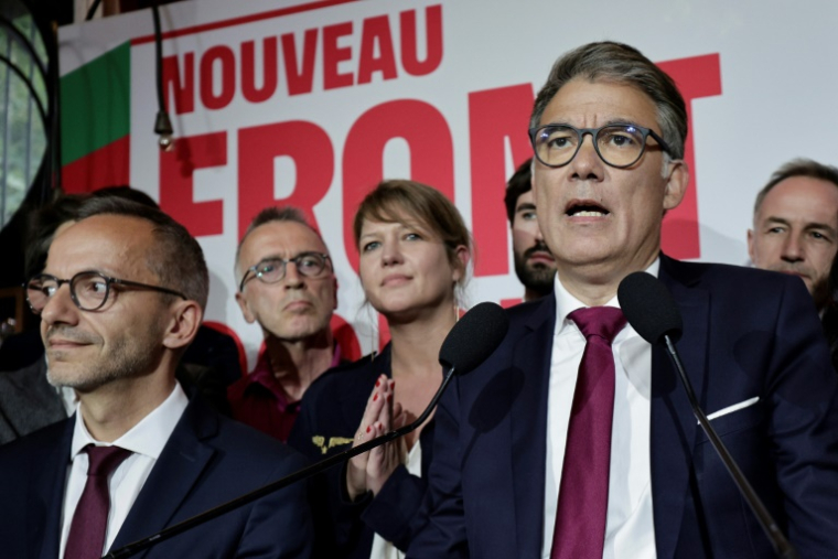 Le Premier secrétaire du Parti socialiste Olivier Faure (d) lors de la soirée électorale du second tour des législatives à Paris, le 7 juillet 2024  ( AFP / STEPHANE DE SAKUTIN )