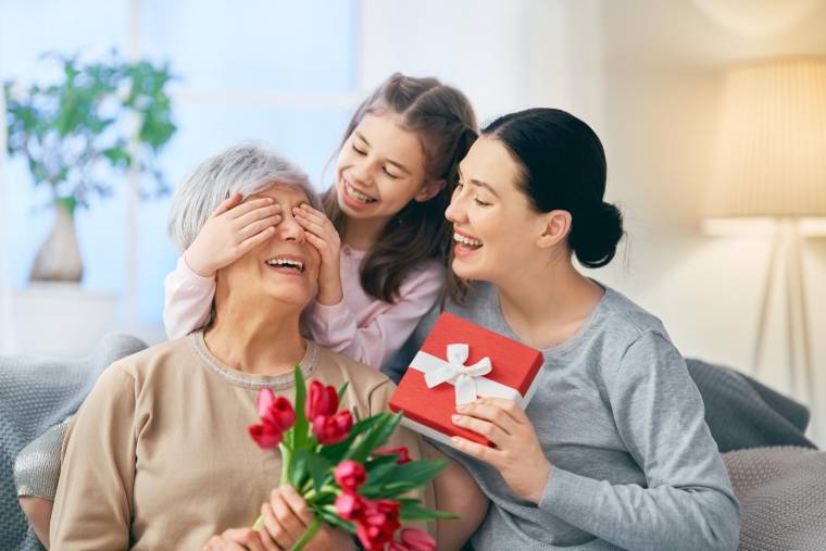 Découvrez notre sélection de cadeaux et délicates attentions pour combler votre grand-mère. ( crédit photo : Getty Images )