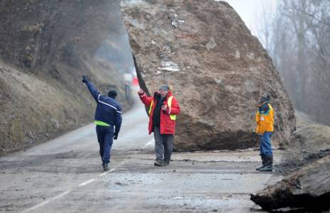 Un éboulement sur la route RD117 à Moûtiers, le 28 février 2015. ( AFP / JEAN-PIERRE CLATOT )