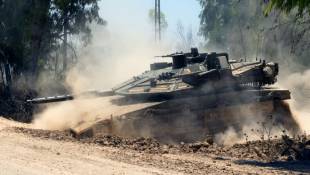 Un char de l'armée israélienne roule dans une zone de la frontière sud d'Israël avec la bande de Gaza, le 5 juin 2024 ( AFP / JACK GUEZ )