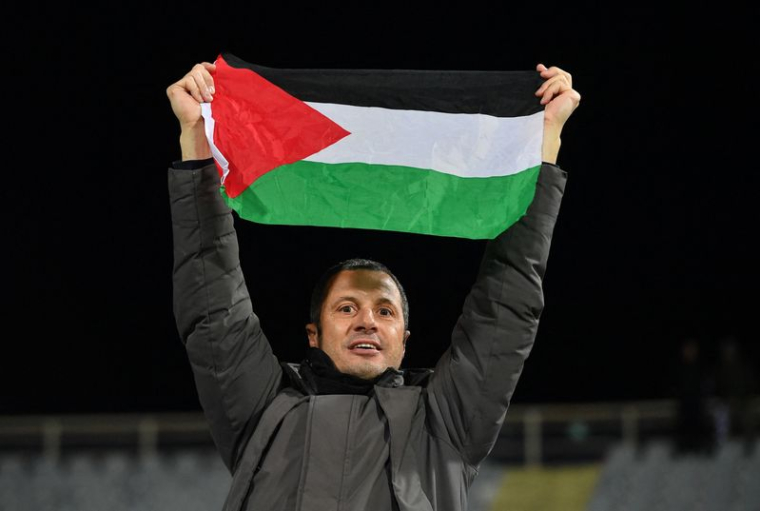 Un homme brandit un drapeau palestinien