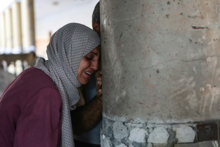 Une femme pleure à l'intérieur d'une école dans la ville de Gaza, après qu'elle a été touchée par des frappes israéliennes, le 10 août 2024 ( AFP / Omar AL-QATTAA )