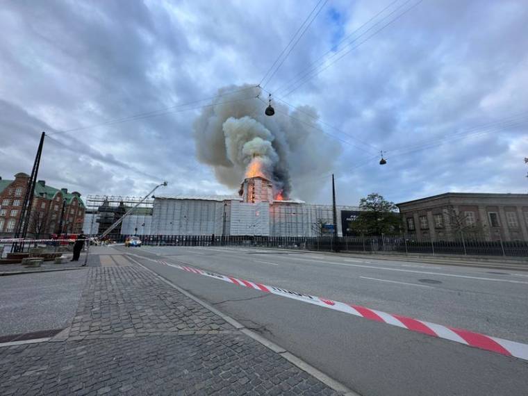 Des volutes de fumée se dégagent lors d'un incendie à l'Old Stock Exchange, Boersen, à Copenhague