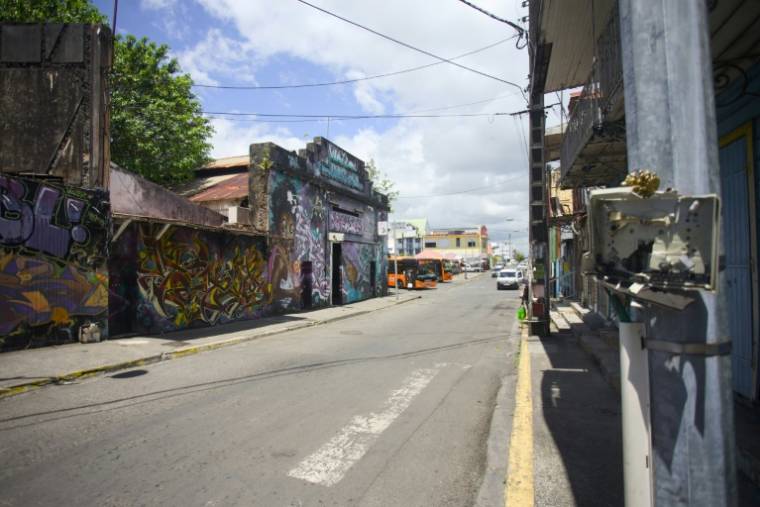 Une rue de la banlieue de Pointe-à-Pitre, en Guadeloupe, le 10 avril 2024 ( AFP / Cedrick-Isham CALVADOS )